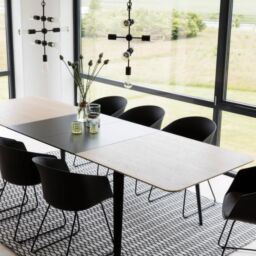 El diseño danés exclusivo de Actona en la mesa Connect garantiza una calidad excepcional y una estética impecable para complementar tu comedor.