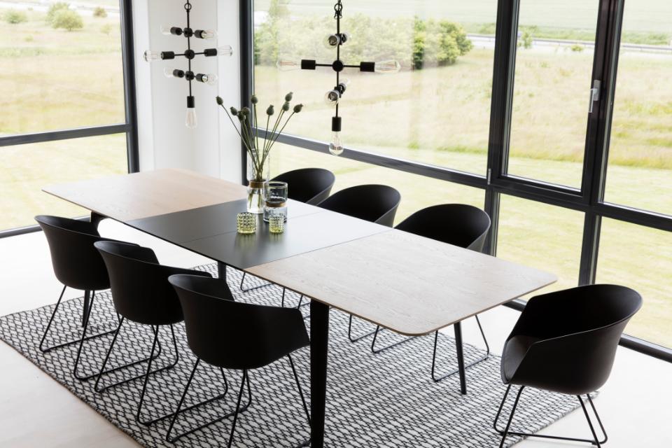 El diseño danés exclusivo de Actona en la mesa Connect garantiza una calidad excepcional y una estética impecable para complementar tu comedor.