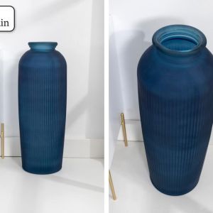 El jarrón de suelo DAROCA BLUE destaca por su diseño contemporáneo y su tamaño imponente. Se convertirá en un elemento central en cualquier habitación.